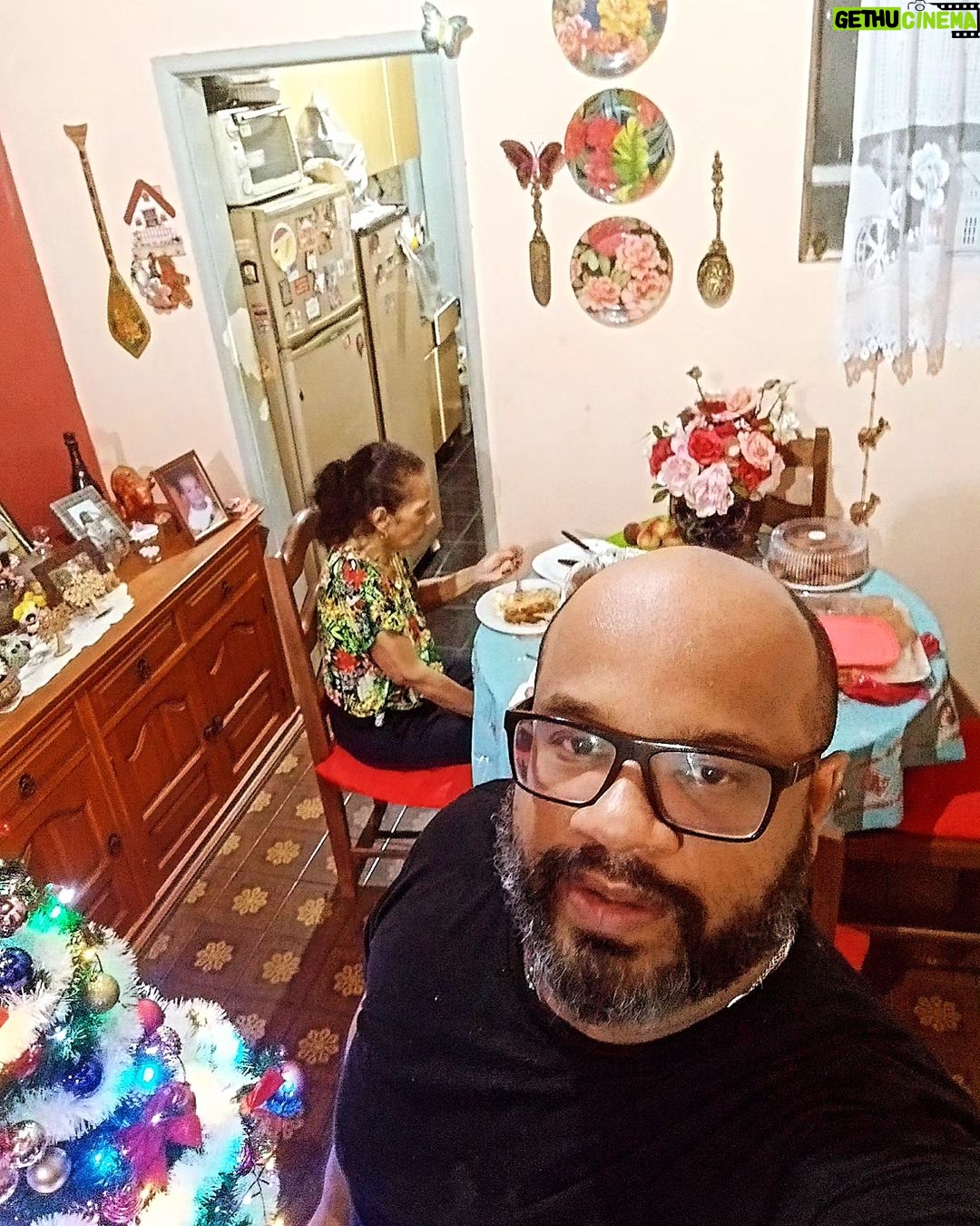 André Gabeh - 4.2K Likes - Arrasei muito na ceia de ontem.
Fiz um arroz com amêndoas e molho madeira espetacular.
Minha salada de maionese ficou toda macia e cremosa. Tempero suave, mas presente. Um mimo.
Minha farofa foi um sucesso. Tinha umas cebolas carbonizadas tipo os telhados de Pompéia? Meu Deus, várias. Pareciam restos de fogueira. Mas fingi que eram trufas vulcânicas e fiz a pêssega. Não tem macarrão a Carbonara? Minha farofa era à CARBONIZARA. Coisa minha.
E o peru? Gente... Nem vou desenvolver as metáforas senão vai ter gente me perguntado "TEM LOCAL?". Mas posso dizer: Meu peru ficou tão deslumbrante que mereço o Nobel da Urologia.
Mamãe comeu tudo, gente! Não xoxou nada. Nadaaaaaaaaa.
Tô muito feliz.
Minha primeira ceia. TODINHA FEITA POR MIM. Para a humanidade? Um nada. Para mim? Epopéia e Glória de Nabucodonosor na alvorada nacarada da cozinha metafórica de Tia Nastácia em Promenade.
Parabéns pra mim e FELIZ TUDO PARA VOCÊS.
#ArtistaSuburbanoReflexivo
#natal2023 #natal #christmas #navidad