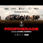 André Gabeh Instagram – Amigos cinéfilos ou simplesmente amantes de um bom filme. Ontem foi a estreia nacional do filme PROPRIEDADE e vocês tem que assistir a essa obra prima do Cinema Nacional. Tem mesmo. Urgentemente.

Propriedade é um filme de SUSPENSE. Um suspense árido, claustrofóbico, denso, tenso, pungente e violento. E também é um SUSPENSE que se equilibra em uma crítica social profunda que gera vários debates sobre questões sociais, raciais, econômicas… Mas calma que  nada é panfletário ou alegórico. O filme está longe de ser CHAPA BRANCA, mas você não vai ouvir BELLA CIAO na trilha sonora. Calma.

O filme é fúria e caos, mas com uma história muito bem contada e muito bem dirigida.  Assisti há um ano no Festival de Cinema do Rio de 2022 e revi semana passada na pré-estreia (sou chique, bem). A experiência só melhorou. Arte pura. Filme com assinatura, sabe? Gosto.

DANIEL BANDEIRA é um diretor sóbrio e preciso, mas com possibilidade de tempestades isoladas no decorrer do período. Desde a primeira cena ele nos coloca num caleidoscópio de emoções e quando o filme acaba a gente está precisando de um abraço, de uma Mirinda sabor uva, de um picolé de siriguela…

Há muitas camadas se entrecortando nesse roteiro e a gente fica quase sádico em alguns momentos. Não é mole. 

Vou dar só um spoiler leve, bem levinho: O filme fala sobre, entre outras coisas, SITUAÇÃO ANÁLOGA A ESCRAVIDÃO. 

iiiiiiihhhhhh… Mas o babado é mais forte do que isso, hein?

Menção honrosa às interpretações dignas de Oscar das duas protagonistas MALU GALLI e ZULEIKA FERREIRA, mas DANIEL conseguiu a proeza de ter um ELENCO INTEIRO absolutamente BRILHANTE e carismático. 

Parece até que tô ganhando dinheiro para falar bem do filme, né? Mas acho que todo mundo deve assisti-lo. Mesmo que depois odeie ou me odeie ahahaha

Assistam e me falem.

Eu hein

#cinema #movie #arte #art #cinemanacional