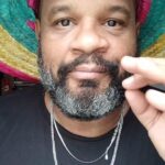 André Gabeh Instagram – Olha eu na SUBURBANOS DA DEPRESSÃO! Tô grelhando.

Pera! Antes anota minha chave piquici: okvocevenceu@gmail.com

Parece remela, né? Mas é alergia. Coloco pomada e meu olho fica descamando. Releva.
 
Seguindo. 

Desculpe estar sendo repetitivo. Juro que só volto ao assunto em 2024. Tô vendendo coisas lindas e legais para levantar uma grana e com ela fazer um CD bem macumbal homenageando os Oborós, Orixás masculinos.  Vai ficar uma coisa linda, minha gente! A partir de dez reais você já pode comprar sua cota e receber recompensas. 
Medo do Jornal Extra ver isso e dizer que estou abrindo um ADULTO ESPERANÇA pra mim, mas vocês tão vendo que não tem zeruoitocentos nenhum, né? Socorro.
Eu vou enviando aos poucos, tá? Sou dono de casa e cuido de mãe. E nas pausas vejo um xvideos por motivos de SOCORRO. Mas mandarei tudo. Não dou golpe.

Tô vendo o vídeo. Muito YAG, meu Deus. Ahahaha

Muito obrigado @suburbanodadepressao
e @vitorsuburbanorj . Amo vocês.

Vamos aos esquemas 

R$ 10,00 ganha 2 ilustrações digitais

R$ 20,00 ganha 3 ilustrações digitais

R$ 30,00 a 49,00 ganha 4 ilustrações

R$ 50,00 ganha 4 ilustrações digitais e exemplar físico de um cordel sobre EXU

R$ 80,00  ganha 4 ilustrações mais  as edições  físicas dos cinco cordéis da primeira leva: Exu, Ogum, Oxossi, Oxumarê e Obaluaê.

R$ 100,00 ganha 4 ilustrações digitais mais Uma aula de escrita criativa comigo. Aula com entre 50 minutos e uma hora de duração.

R$ 150,00 ganha  5 ilustrações, mais a aula e mais os cinco cordéis.

Fofo, né?

Mas tem que mandar o comprovante pro email vaquinhadoandrezinho@gmail.com

Se não mandar o comprovante especificamente para esse email eu não tenho como te enviar nada.

Eu sei que o Pix tem uma chave que também é um email (okvocevenceu@gmail.com), mas o comprovante é para mandar para o email vaquinhadoandrezinho@gmail.com

Entenderam? E não fica com essa de achar que dez reais é pouco. É uma maravilha e vcs ainda vai ganhar arte em troca.

Muito obrigado mesmo.

Axé 

#NuncaFoiSorteSempreFoiMacumba

Nota mental: Preciso fazer um lifting