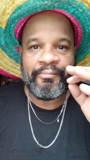 André Gabeh Instagram - Olha eu na SUBURBANOS DA DEPRESSÃO! Tô grelhando.

Pera! Antes anota minha chave piquici: okvocevenceu@gmail.com

Parece remela, né? Mas é alergia. Coloco pomada e meu olho fica descamando. Releva.
 
Seguindo. 

Desculpe estar sendo repetitivo. Juro que só volto ao assunto em 2024. Tô vendendo coisas lindas e legais para levantar uma grana e com ela fazer um CD bem macumbal homenageando os Oborós, Orixás masculinos.  Vai ficar uma coisa linda, minha gente! A partir de dez reais você já pode comprar sua cota e receber recompensas. 
Medo do Jornal Extra ver isso e dizer que estou abrindo um ADULTO ESPERANÇA pra mim, mas vocês tão vendo que não tem zeruoitocentos nenhum, né? Socorro.
Eu vou enviando aos poucos, tá? Sou dono de casa e cuido de mãe. E nas pausas vejo um xvideos por motivos de SOCORRO. Mas mandarei tudo. Não dou golpe.

Tô vendo o vídeo. Muito YAG, meu Deus. Ahahaha

Muito obrigado @suburbanodadepressao
e @vitorsuburbanorj . Amo vocês.

Vamos aos esquemas 

R$ 10,00 ganha 2 ilustrações digitais

R$ 20,00 ganha 3 ilustrações digitais

R$ 30,00 a 49,00 ganha 4 ilustrações

R$ 50,00 ganha 4 ilustrações digitais e exemplar físico de um cordel sobre EXU

R$ 80,00  ganha 4 ilustrações mais  as edições  físicas dos cinco cordéis da primeira leva: Exu, Ogum, Oxossi, Oxumarê e Obaluaê.

R$ 100,00 ganha 4 ilustrações digitais mais Uma aula de escrita criativa comigo. Aula com entre 50 minutos e uma hora de duração.

R$ 150,00 ganha  5 ilustrações, mais a aula e mais os cinco cordéis.

Fofo, né?

Mas tem que mandar o comprovante pro email vaquinhadoandrezinho@gmail.com

Se não mandar o comprovante especificamente para esse email eu não tenho como te enviar nada.

Eu sei que o Pix tem uma chave que também é um email (okvocevenceu@gmail.com), mas o comprovante é para mandar para o email vaquinhadoandrezinho@gmail.com

Entenderam? E não fica com essa de achar que dez reais é pouco. É uma maravilha e vcs ainda vai ganhar arte em troca.

Muito obrigado mesmo.

Axé 

#NuncaFoiSorteSempreFoiMacumba

Nota mental: Preciso fazer um lifting