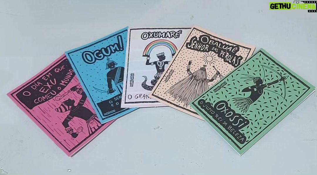 André Gabeh Instagram - Esses são todos os cordéis da primeira leva. Farei de TODOS OS ORIXÁS. Tudo rimadinho e amoroso. Quer? Queira. Pix okvocevenceu@gmail.com Vou repostar o esquema do FINANCIAMENTO COLETIVO porque o Natal está chegando já alegra o coração do artista independente. Como não será possível deixar as pessoas escolherem as ilustrações digitais que vão receber eu acrescentei mais um desenho feito por mim aos kits. Com isso, quem comprar a cota minina da minha vaquinha vai ganhar duas ilustrações ao invés de uma: UM PAINEL DO BIZUM e um PEIXE IMAGINÁRIO. Assim fica mais fácil agradar o patrocinador. Na verdade todas as pessoas que compraram e comprarem kits com ilustração, passarão a receber uma ilustração a mais. Começo os envios a partir do dia 15/16 ok? Lembrando que são ilustrações digitais que você imprime como quiser. Pode fazer quadro, estampa, caneca... Pera! Não está sabendo da vaquinha que estou fazendo pra produzir um cd novo? Um CD todo de Cantos para os Orixás? Olha os preços e prêmios: R$ 10,00 você ganha 2 ilustrações digitais para imprimir e usar como quiser. R$ 20,00 você ganha 3 ilustrações digitais De R$ 30,00 a 40,00 voce ganha 4 ilustrações digitais. R$ 50,00 você ganha 4 ilustrações digitais e um cordel macumbístico inédito que mandarei pelos correios. R$ 80,00 você ganha 5 ilustrações digitais e cinco cordéis impressos de cinco orixás diferentes que mandarei pra sua casa. R$ 100,00 você ganha quatro ilustrações digitais e UMA AULA PARTICULAR DE ESCRITA CRIATIVA DE UMA HORA. Durante uma hora (cinquenta minutos a uma hora) te darei dicas de escrita criativa em uma vídeo chamada ou reunião online por alguma plataforma. Particular e exclusiva. Falarei direto com você. Não é conteúdo pré gravado. No horário que for melhor pra você em um dia que agendaremos de maneira que fique bom pra nós dois. R$ 150, 00 você ganha as ilustrações digitais, a aula e os cordéis em edições físicas. TODOS QUE CONTRIBUÍREM terão seus nomes em uma lista de agradecimentos que farei em um vídeo sobre o conteúdo áudio visual do meu álbum. Você só precisa pagar pelo pix okvocevenceu@gmail.com e mandar seu comprovante pro email vaquinhadoandrezinho@gmail.com Axé