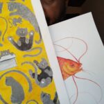 André Gabeh Instagram - Como não será possível deixar as pessoas escolherem as ilustrações digitais que vão receber eu acrescentei mais um desenho feito por mim aos kits. Com isso, quem comprar a cota minina da minha vaquinha vai ganhar duas ilustrações ao invés de uma: UM PAINEL DO BIZUM e um PEIXE IMAGINÁRIO. Assim fica mais fácil agradar o patrocinador. Na verdade todas as pessoas que compraram e comprarem kits com ilustração, passarão a receber uma ilustração a mais. Começo os envios a partir do dia 15/16 ok? Lembrando que são ilustrações digitais que você imprime como quiser. Pode fazer quadro, estampa, caneca... Pera! Não está sabendo da vaquinha que estou fazendo pra produzir um cd novo? Um CD todo de Cantos para os Orixás? Olha os preços e prêmios: R$ 10,00 você ganha 2 ilustrações digitais para imprimir e usar como quiser. R$ 20,00 você ganha 3 ilustrações digitais De R$ 30,00 a 40,00 voce ganha 4 ilustrações digitais. R$ 50,00 você ganha 4 ilustrações digitais e um cordel macumbístico inédito que mandarei pelos correios. R$ 80,00 você ganha 5 ilustrações digitais e cinco cordéis impressos de cinco orixás diferentes que mandarei pra sua casa. R$ 100,00 você ganha quatro ilustrações digitais e UMA AULA PARTICULAR DE ESCRITA CRIATIVA DE UMA HORA. Durante uma hora (cinquenta minutos a uma hora) te darei dicas de escrita criativa em uma vídeo chamada ou reunião online por alguma plataforma. Particular e exclusiva. Falarei direto com você. Não é conteúdo pré gravado. No horário que for melhor pra você em um dia que agendaremos de maneira que fique bom pra nós dois. R$ 150, 00 você ganha as ilustrações digitais, a aula e os cordéis em edições físicas. TODOS QUE CONTRIBUÍREM terão seus nomes em uma lista de agradecimentos que farei em um vídeo sobre o conteúdo áudio visual do meu álbum. Você só precisa pagar pelo pix okvocevenceu@gmail.com e mandar seu comprovante pro email vaquinhadoandrezinho@gmail.com Tem que dizer o nome que você quer que eu coloque nos agradecimentos e, por favor, se você comprar o kit com envio de conteúdo físico é importantíssimos que me deixe seu endereço no email que citei. Muito obrigado mesmo. #Art #Arte #illustration