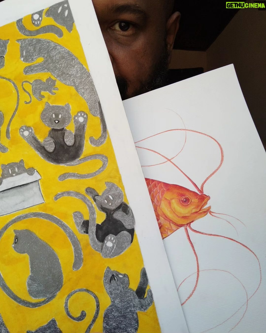 André Gabeh Instagram - Como não será possível deixar as pessoas escolherem as ilustrações digitais que vão receber eu acrescentei mais um desenho feito por mim aos kits. Com isso, quem comprar a cota minina da minha vaquinha vai ganhar duas ilustrações ao invés de uma: UM PAINEL DO BIZUM e um PEIXE IMAGINÁRIO. Assim fica mais fácil agradar o patrocinador. Na verdade todas as pessoas que compraram e comprarem kits com ilustração, passarão a receber uma ilustração a mais. Começo os envios a partir do dia 15/16 ok? Lembrando que são ilustrações digitais que você imprime como quiser. Pode fazer quadro, estampa, caneca... Pera! Não está sabendo da vaquinha que estou fazendo pra produzir um cd novo? Um CD todo de Cantos para os Orixás? Olha os preços e prêmios: R$ 10,00 você ganha 2 ilustrações digitais para imprimir e usar como quiser. R$ 20,00 você ganha 3 ilustrações digitais De R$ 30,00 a 40,00 voce ganha 4 ilustrações digitais. R$ 50,00 você ganha 4 ilustrações digitais e um cordel macumbístico inédito que mandarei pelos correios. R$ 80,00 você ganha 5 ilustrações digitais e cinco cordéis impressos de cinco orixás diferentes que mandarei pra sua casa. R$ 100,00 você ganha quatro ilustrações digitais e UMA AULA PARTICULAR DE ESCRITA CRIATIVA DE UMA HORA. Durante uma hora (cinquenta minutos a uma hora) te darei dicas de escrita criativa em uma vídeo chamada ou reunião online por alguma plataforma. Particular e exclusiva. Falarei direto com você. Não é conteúdo pré gravado. No horário que for melhor pra você em um dia que agendaremos de maneira que fique bom pra nós dois. R$ 150, 00 você ganha as ilustrações digitais, a aula e os cordéis em edições físicas. TODOS QUE CONTRIBUÍREM terão seus nomes em uma lista de agradecimentos que farei em um vídeo sobre o conteúdo áudio visual do meu álbum. Você só precisa pagar pelo pix okvocevenceu@gmail.com e mandar seu comprovante pro email vaquinhadoandrezinho@gmail.com Tem que dizer o nome que você quer que eu coloque nos agradecimentos e, por favor, se você comprar o kit com envio de conteúdo físico é importantíssimos que me deixe seu endereço no email que citei. Muito obrigado mesmo. #Art #Arte #illustration