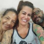 André Gabeh Instagram - Minha irmã amada faz aniversário hoje. Te amo @crismota_ Sabe que a entidade lacrimosa já me pegou, né? Te amo muito. Muito. Tanto que choro. Na foto eu, Cris e mamãe! Foro recentíssima porque estamos sempre juntos. Essa é a música que ela mais ama.