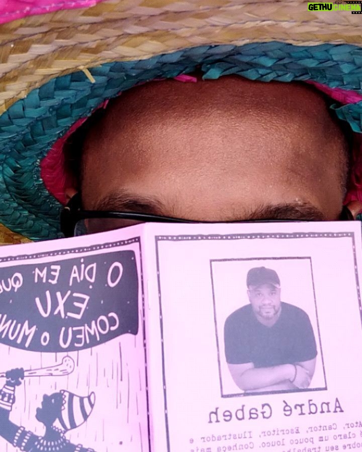 André Gabeh - 1.1K Likes - Trecho do meu cordel sobre EXU, "O DIA EM QUE EXU COMEU O MUNDO". Escrito e ilustrado por mim.
Já participiu do financiamento coletivo do meu CD com músicas inéditaa sobre os Orixás masculinos? Um dos prêmios é um kit com cinco cordéis escritos por mim. Modéstia a parte estão uma lindeza cheia de axé.
Participem. Me perguntem como. A partir de dez reais você já ganha recompensas.
Axé.
#Exu
#esu
#laroye
#NuncaFoiSorteSempreFoiMacumba
#XirêDeOboró
#Arte #Art #Axé #Axe
#Cordel
#literatura #Ler
#ArtistaIndependente