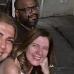 André Gabeh Instagram - Notas sobre SEXTA FEIRA (sim, eu demoro pra postar coisas) Na primeira foto tem Alcione reinando brilhosa e soberana no meio do meu "coramão". Minha comadre, Nina, me deu de aniversário um convite para assistir Alcione com ela. Cantamos o repertório de Alcione desde que nos entendemos por gente e foi muita emoção. Choramos horrores cantando SUFOCO. Tomamos umas cervejas? Muitas. Depois do show (na verdade foram dois shows: Primeiro Alcione e depois Maria Rita que arrebentou também) fui com Nina e @glorinha_sanches para Pilares porque de lá pegaria minha charrete. Elas ainda moram onde fomos criados, no mesmo prédio onde moravam nossos pais e minha avó. Fico muito emocionado quando entro no bloco 61 da Mario Carpenter, mas também morro de rir quando estou com elas. Então os vídeos que vocês vão ver são só três adultos brincando. Só um detalhe: Glorinha não tomou uma gota de álcool. Não posso falar a mesma coisa de mim... Kkkkk Nas últimas fotos tem eu, meu afilhado João Pedro, sua namorada e depois eu e Nina. Talvez nada disso tenha sentido para vocês, mas eu amo hahahaha Só para contextualizar: a gente sempre rolava nessa rampa quando éramos pequenos.