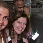 André Gabeh Instagram - Notas sobre SEXTA FEIRA (sim, eu demoro pra postar coisas) Na primeira foto tem Alcione reinando brilhosa e soberana no meio do meu "coramão". Minha comadre, Nina, me deu de aniversário um convite para assistir Alcione com ela. Cantamos o repertório de Alcione desde que nos entendemos por gente e foi muita emoção. Choramos horrores cantando SUFOCO. Tomamos umas cervejas? Muitas. Depois do show (na verdade foram dois shows: Primeiro Alcione e depois Maria Rita que arrebentou também) fui com Nina e @glorinha_sanches para Pilares porque de lá pegaria minha charrete. Elas ainda moram onde fomos criados, no mesmo prédio onde moravam nossos pais e minha avó. Fico muito emocionado quando entro no bloco 61 da Mario Carpenter, mas também morro de rir quando estou com elas. Então os vídeos que vocês vão ver são só três adultos brincando. Só um detalhe: Glorinha não tomou uma gota de álcool. Não posso falar a mesma coisa de mim... Kkkkk Nas últimas fotos tem eu, meu afilhado João Pedro, sua namorada e depois eu e Nina. Talvez nada disso tenha sentido para vocês, mas eu amo hahahaha Só para contextualizar: a gente sempre rolava nessa rampa quando éramos pequenos.