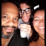 André Gabeh Instagram - Notas sobre SEXTA FEIRA (sim, eu demoro pra postar coisas) Na primeira foto tem Alcione reinando brilhosa e soberana no meio do meu "coramão". Minha comadre, Nina, me deu de aniversário um convite para assistir Alcione com ela. Cantamos o repertório de Alcione desde que nos entendemos por gente e foi muita emoção. Choramos horrores cantando SUFOCO. Tomamos umas cervejas? Muitas. Depois do show (na verdade foram dois shows: Primeiro Alcione e depois Maria Rita que arrebentou também) fui com Nina e @glorinha_sanches para Pilares porque de lá pegaria minha charrete. Elas ainda moram onde fomos criados, no mesmo prédio onde moravam nossos pais e minha avó. Fico muito emocionado quando entro no bloco 61 da Mario Carpenter, mas também morro de rir quando estou com elas. Então os vídeos que vocês vão ver são só três adultos brincando. Só um detalhe: Glorinha não tomou uma gota de álcool. Não posso falar a mesma coisa de mim... Kkkkk Nas últimas fotos tem eu, meu afilhado João Pedro, sua namorada e depois eu e Nina. Talvez nada disso tenha sentido para vocês, mas eu amo hahahaha Só para contextualizar: a gente sempre rolava nessa rampa quando éramos pequenos.