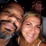 André Gabeh Instagram - Notas sobre SEXTA FEIRA (sim, eu demoro pra postar coisas) Na primeira foto tem Alcione reinando brilhosa e soberana no meio do meu "coramão". Minha comadre, Nina, me deu de aniversário um convite para assistir Alcione com ela. Cantamos o repertório de Alcione desde que nos entendemos por gente e foi muita emoção. Choramos horrores cantando SUFOCO. Tomamos umas cervejas? Muitas. Depois do show (na verdade foram dois shows: Primeiro Alcione e depois Maria Rita que arrebentou também) fui com Nina e @glorinha_sanches para Pilares porque de lá pegaria minha charrete. Elas ainda moram onde fomos criados, no mesmo prédio onde moravam nossos pais e minha avó. Fico muito emocionado quando entro no bloco 61 da Mario Carpenter, mas também morro de rir quando estou com elas. Então os vídeos que vocês vão ver são só três adultos brincando. Só um detalhe: Glorinha não tomou uma gota de álcool. Não posso falar a mesma coisa de mim... Kkkkk Nas últimas fotos tem eu, meu afilhado João Pedro, sua namorada e depois eu e Nina. Talvez nada disso tenha sentido para vocês, mas eu amo hahahaha Só para contextualizar: a gente sempre rolava nessa rampa quando éramos pequenos.