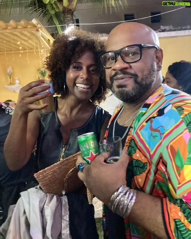 André Gabeh - 1.3K Likes - O #tbt de hoje é assim: Eu com a amada, inspiradora, competentíssima e bela @majucoutinhoreal no aniversário de @alcioneamarrom
Um honra ser contemporâneo e estar ao lado de alguém tão importante e cardinal em nossas vidas. Maju é referência, resistência, poder e alegria. Luminosidade.
Precisei dizer pra ela o quanto a admirava. Não consegui fingir costume.
Esse dia só me deu alegrias.
Fotos feitas pelo ícone @eva_atocha
#Axé