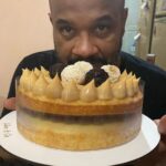 André Gabeh Instagram - Meu povooooo. Eu ontem também ganhei esse bolo delicioso da @gulosaecia Eu não anuncio nada que eu não goste porque comida é coisa sagrada. Deslumbrante. Uma coisa de doidooooooo. Muito obrigado @gulosaecia Ontem eu ia ficar em casa vendo Tv com minha mãe e acabei ganhando dois bolos. Praça Seca, Rio De Janeiro, Brazil