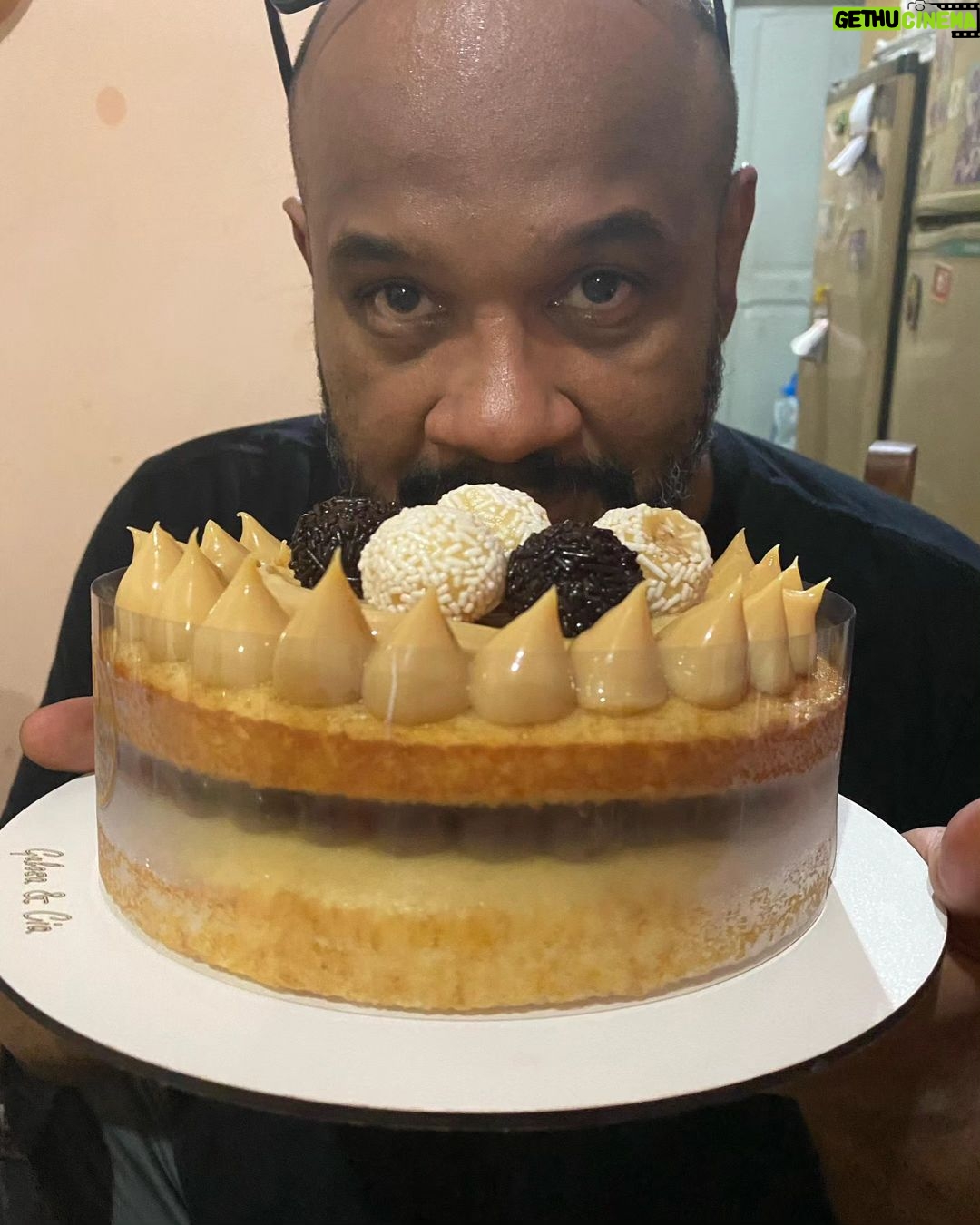 André Gabeh - 1.2K Likes - Meu povooooo.
Eu ontem também ganhei esse bolo delicioso da @gulosaecia
Eu não anuncio nada que eu não goste porque comida é coisa sagrada. Deslumbrante. Uma coisa de doidooooooo.
Muito obrigado @gulosaecia
Ontem eu ia ficar em casa vendo Tv com minha mãe e acabei ganhando dois bolos.