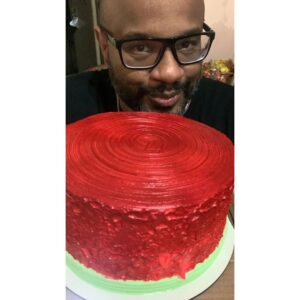 André Gabeh Instagram - Não ia fazer nada. Nadinha.
Mas acabei de ganhar um bolo da @surprisemegourmet , ou seja: JA PEDI CERVEJA NO ZÉ DELIVERY