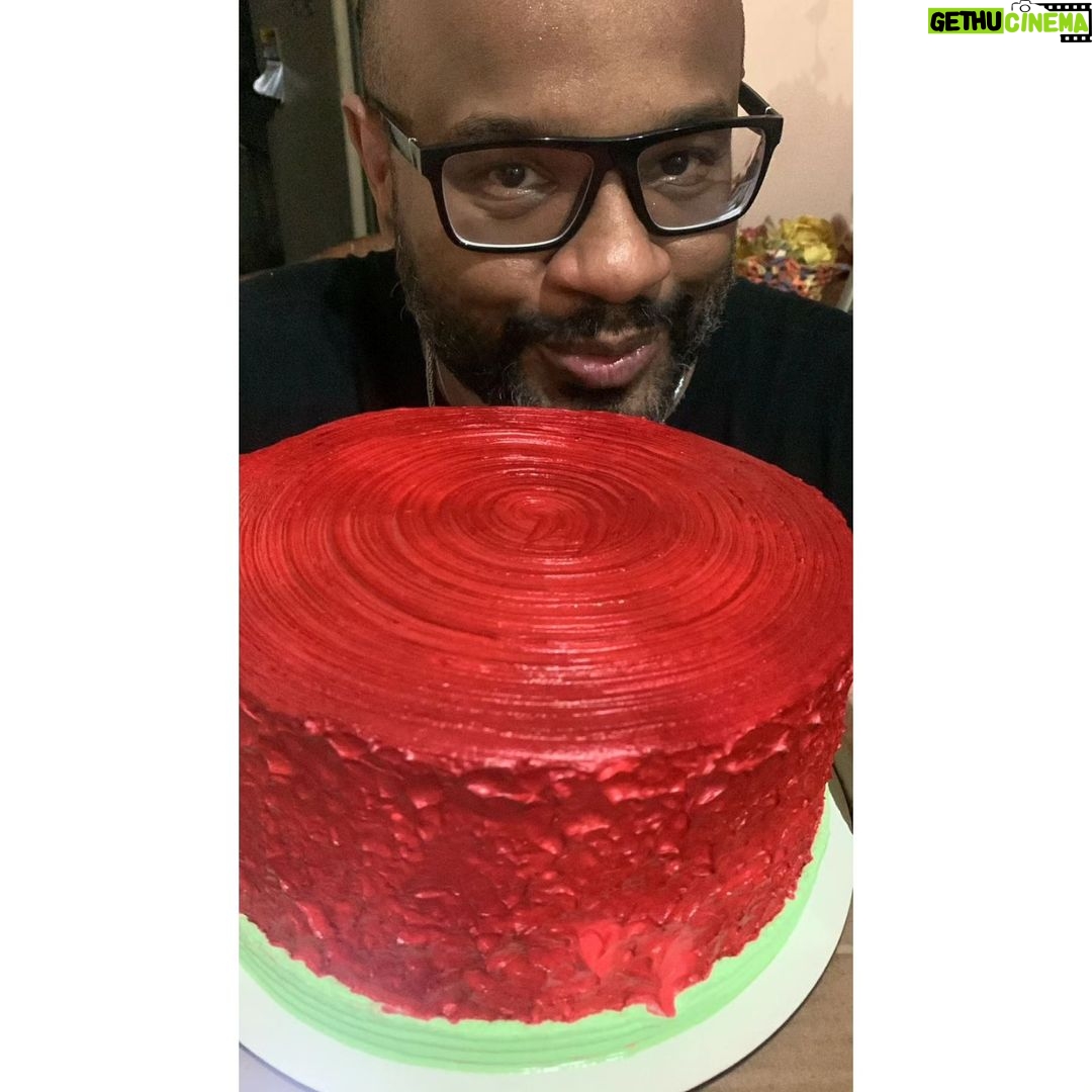 André Gabeh - 1.7K Likes - Não ia fazer nada. Nadinha.
Mas acabei de ganhar um bolo da @surprisemegourmet , ou seja: JA PEDI CERVEJA NO ZÉ DELIVERY