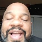 André Gabeh Instagram - Hoje é meu aniversário e vou apelar hahaha Começou a vaquinha pra produção do meu CD novo: XIRÊ DE OBORÓ. Canções inéditas louvando os Orixás masculinos. Será um álbum musical e álbum visual. Vou precisar de grana e edital e uma coisa que nunca sabemos se rolará ou não. O que fiz? Resolvi vender coisas. Quer ser meu patrocinador? Com dez reais você já ganha uma ilustração digital. Ilustração digital você pode imprimir e transformar em quadro, fazer caneca, fazer impressão em tecido... Eis a lista de preços. R$ 10,00 você ganha uma ilustração digital R$ 20,00 você ganha duas ilustrações digitais De R$ 30,00 a 40,00 você ganha três ilustrações digitais R$ 50,00 você ganha três ilustrações digitais e um cordel macumbístico inédito que mandarei pelos correios. R$ 80,00 você ganha quatro ilustrações digitais e cinco cordéis impressos de cinco orixás diferentes que mandarei pra sua casa. R$ 100,00 você ganha três ilustrações digitais e UMA AULA PARTICULAR DE ESCRITA CRIATIVA DE UMA HORA. Durante uma hora (cinquenta minutos a uma hora) te darei dicas de escrita criativa em uma vídeo chamada ou reunião online por alguma plataforma. Particular e exclusiva. Falarei direto com você. Não é coteúdo pré gravado. No horário que for melhor pra você em um dia que agendaremos de maneira que fique bom pra nós dois. R$ 150, 00 você ganha as ilustrações digitais, a aula e os cordéis em edições físicas. Se quiser dar algum valor abaixo de dez reais ou algum valor intermediário aos que postei aqui é só me falar. Ninguém vai ficar sem recompensa. TODOS QUE CONTRIBUÍREM terão seus nomes em uma lista de agradecimentos que farei em um vídeo sobre o conteúdo áudio visual do meu álbum. Você só precisa pagar pelo piquici (tem que escrever assim ou Tio Mark boicota) cuja chave é okvocevenceu@gmail.com e mandar seu comprovante pro email vaquinhadoandrezinho@gmail.com Tem que dizer o nome que você quer que eu coloque nos agradecimentos e, por favor, se você comprar o kit com envio de conteúdo físico é importantíssimos que me deixe seu endereço. As recompensas ainda estão em produção então o envio não será imediato. Mas começo a mandar tudo até o meio de Dezembro Obrigado.