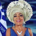 André Gabeh Instagram - Mais um "caso isolado" de racismo em um aeroporto brasileiro. Dona Vilma Nascimento, uma baluarte da cultura brasileira, foi obrigada a abrir sua bolsa, porque uma agente de segurança branca decidiu que aquela mulher negra, ali, só poderia estar roubando. Não adianta ser uma referência. Não adianta ser conhecida. Não adianta ter condições financeiras. Não adianta ter acabado de receber uma homenagem por ser alguém importante para a Cultura. Não adianta nada. O que acontece é: se você é negro você sofrerá preconceito, porque o racismo é parte fundamental do tecido constitutivo de nossa sociedade e é um instrumento seletor fundamental em alguns ambientes. Em alguns lugares parece que se não houver racismo não se sinalizará o privilégio da branquitude, porque é preciso que fique bem claro que aquele lugar pertence a certas pessoas e exclui outras. Lembram quando certas madames disseram que estavam incomodadas por encontrarem os filhos dos porteiros nos mesmos lugares que elas? Pois é. Coisa isoladíssima. Eu já fui parado em duas revistas aleatórias em aeroportos. Nas duas vezes estive em filas imensas, imeeeeeeensas, nenhum branco caiu na revista aleatória, mas eu, por uma "coincidência" incrível, fui parado duas vezes em voos diferentes. E não tenho uma "voabilidade" tão constante pra que um número desses seja irrelevante. Mas sabem o que é interessante? O histórico de revistas aleatórias em passageiros negros é muitíssimo maior que o de passageiros brancos. Coincidência, né? Coisa isoladissimíssima. O que fazer? O que? Ainda bem que racismo não existe, que somos todos iguais e que eu sou a Rapunzel de biquíni da Pucca e pantufas da Helô Kitty, dançando ENVOLVER da Anitta no meio da Estrada do Portela ao meio dia. Desejo sucesso.