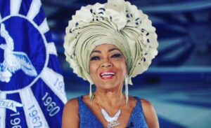 André Gabeh Instagram - Mais um "caso isolado" de racismo em um aeroporto brasileiro. 
Dona Vilma Nascimento, uma baluarte da cultura brasileira, foi obrigada a abrir sua bolsa, porque uma agente de segurança branca decidiu que aquela mulher negra, ali, só poderia estar roubando.
Não adianta ser uma referência.
Não adianta ser conhecida.
Não adianta ter condições financeiras.
Não adianta ter acabado de receber uma homenagem por ser alguém importante para a Cultura.
Não adianta nada.

O que acontece é: se você é negro você sofrerá preconceito, porque o racismo é  parte fundamental do tecido constitutivo de nossa sociedade e é um instrumento seletor fundamental em alguns ambientes. Em alguns lugares parece que se não houver racismo não se sinalizará o privilégio da branquitude, porque é preciso que fique bem claro que aquele lugar pertence a certas pessoas e exclui outras. Lembram quando certas madames disseram que estavam incomodadas por encontrarem os filhos dos porteiros nos mesmos lugares que elas? Pois é. Coisa isoladíssima.

Eu já fui parado em duas revistas aleatórias em aeroportos. Nas duas vezes estive em filas imensas, imeeeeeeensas, nenhum branco caiu na revista aleatória, mas eu, por uma "coincidência" incrível, fui parado duas vezes em voos diferentes.  E não tenho uma "voabilidade" tão constante pra que um número desses seja irrelevante. Mas sabem o que é interessante? O histórico de revistas aleatórias em passageiros negros é muitíssimo maior que o de passageiros brancos. Coincidência, né? Coisa isoladissimíssima.

O que fazer?
O que?

Ainda bem que racismo não existe, que somos todos iguais e que eu sou a Rapunzel de biquíni da Pucca e pantufas da Helô Kitty, dançando ENVOLVER da Anitta no meio da Estrada do Portela ao meio dia.

Desejo sucesso.