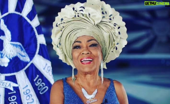 André Gabeh - 1.4K Likes - Mais um "caso isolado" de racismo em um aeroporto brasileiro.
Dona Vilma Nascimento, uma baluarte da cultura brasileira, foi obrigada a abrir sua bolsa, porque uma agente de segurança branca decidiu que aquela mulher negra, ali, só poderia estar roubando.
Não adianta ser uma referência.
Não adianta ser conhecida.
Não adianta ter condições financeiras.
Não adianta ter acabado de receber uma homenagem por ser alguém importante para a Cultura.
Não adianta nada.
O que acontece é: se você é negro você sofrerá preconceito, porque o racismo é parte fundamental do tecido constitutivo de nossa sociedade e é um instrumento seletor fundamental em alguns ambientes. Em alguns lugares parece que se não houver racismo não se sinalizará o privilégio da branquitude, porque é preciso que fique bem claro que aquele lugar pertence a certas pessoas e exclui outras. Lembram quando certas madames disseram que estavam incomodadas por encontrarem os filhos dos porteiros nos mesmos lugares que elas? Pois é. Coisa isoladíssima.
Eu já fui parado em duas revistas aleatórias em aeroportos. Nas duas vezes estive em filas imensas, imeeeeeeensas, nenhum branco caiu na revista aleatória, mas eu, por uma "coincidência" incrível, fui parado duas vezes em voos diferentes. E não tenho uma "voabilidade" tão constante pra que um número desses seja irrelevante. Mas sabem o que é interessante? O histórico de revistas aleatórias em passageiros negros é muitíssimo maior que o de passageiros brancos. Coincidência, né? Coisa isoladissimíssima.
O que fazer?
O que?
Ainda bem que racismo não existe, que somos todos iguais e que eu sou a Rapunzel de biquíni da Pucca e pantufas da Helô Kitty, dançando ENVOLVER da Anitta no meio da Estrada do Portela ao meio dia.
Desejo sucesso.