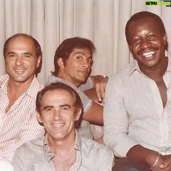 André Gabeh - 4.7K Likes - Não acho beleza critério de validação para ninguém e meu post não é, principalmente, sobre estética, mas descobrir que Zacharias era bonito me fez admirar ainda mais o seu talento de ator comediante.
Mussum eu sabia que era bonito, porque em suas apresentações com o ORIGINAIS DO SAMBA a gente via o borogodó do homem fora do personagem.
Interessante, né?