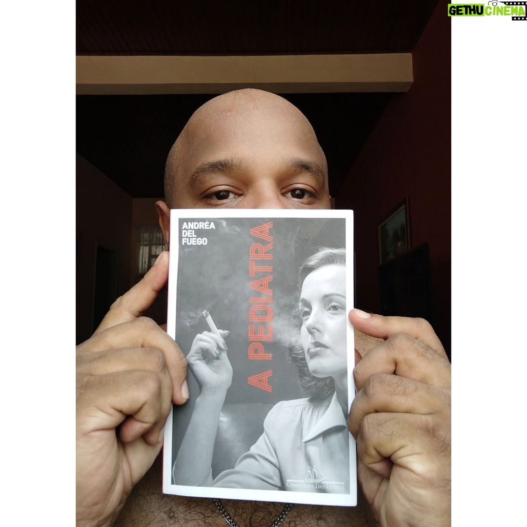 André Gabeh Instagram - Conheci @andreadelfuego no festival de Literatura @elosdalingua em São Francisco Xavier. Andrea mediou a mesa que fiz onde falei sobre "o escrever" para adolescentes. Fui entendendo seu tamanho enquanto passávamos um tempo juntos no evento que foi especialíssimo. Andrea é escritora famosa, pessoa interessantíssima e doba de um cérebro irresistível. Sua inteligência, articulação e conhecimento são transbordantes e junto a isso tudo existe um humor ferino e uma margem pro absurdo muito envolventes. Dividimos um momento de riso dos mais insólitos, mas nada mais poderei dizer sobre isso. Andréa é uma best-seller e eu, então ignorante da contemporaneidade literária, não a conhecia. Decidi que compraria um de seus livros assim que pudesse e assim fiz. Comprei A PEDIATRA. Já leram? Gente... Pela misericórdia. Só pra vocês entenderem, em A PEDIATRA nós visitamos a vida de CECILIA, uma pediatra que não gosta de crianças. Cecília, na verdade, só gosta dela mesma e de coisas que a reverberem de um jeito que ela se sinta suficientemente homenageada. Canalhíssima. Cansada. Cínica. Sexual. Fascinante. A pediatra criançofóbica está presa em uma rede de cretinos sedutores onde ela é a abelha rainha usufruindo sadicamente do caos de uma colmeia que só produz corticoide, paracetamol, vinho bom e líquido amniótico. Cecília não vale nada, mas a escrita de Andrea vale muito. Muito. O livro é elegante e debochado. Escrito com uma frieza cirúrgica e instigante. A gente odeia e ama essa mulher sem limites e se diverte com a dança das palavras que Andrea promove colocando cansaço, deboche, cinismo e termos médicos juntinhos no mesmo baile. A gente lê imaginando a série, escalando elenco, trilha sonora, direção de arte. Que personagem, senhores. Que personagem! Leiam! #resenhasonsa #resenhassonsas #livro #livros #book #books #literatura #amoler #bookworm #resenhaliteraria São Francisco Xavier, Sao Paulo, Brazil
