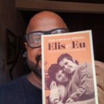 André Gabeh Instagram - Super fã de Elis é uma raça chata. Eu sei porque sou um dos seus maiores fãs e dos mais chatos. A gente se acha a última cocada do cariri, os mais sábios, cultos informados, achamos que entendemos tudo de música, arte, semínimas, contratempos, história do Brasil, poesia, perucas Lady, Banha Zezé,turma da Mônica, o canto do Uirapuru, receitas veganas para curar prolapso... Só não somos piores que fãs de Bethânia e eu também sou fã dela. Ou seja: Sou uma mala. Comprei ELIS E EU, 11 ANOS, SEIS MESES E 19 DIAS cheio de ansiedades. Sempre quis saber como era a Elis em casa, com os filhos, porque uma coisa que sempre me intrigou era o fato de ELIS, em seus 36 anos, ter tido tempo pra mudar a história da MPB, da ARTE BRASILEIRA, da Música e ao mesmo tempo ter criado três filhos. Me fascinava imaginar quais eram seus esquemas, suas regras em casa, suas tonalidades como mãe... Nesse livro, João Marcelo apresenta memórias de madrepérola: delicadas, translúcidas, cortantes. O autor/filho compartilha coisas íntimas, mas com os limites que uma relação tão delicada merece, com a lucidez de um escritor que sabe o que deve dar e tirar e com a honestidade daqueles que não caem na tentação do melodrama pra contar coisas, que por si só, já tem lágrimas o suficiente. Li esse livro ano passado e passei a amar Elis ainda mais e eu, que tenho uma relação doida com minha mãe, mesmo sendo mais novo que João Marcelo, me senti dando um abraço na criança assustada e extremamente lúcida que pulou daquelas páginas. Terminei o livro com uma lágrima de compreensão e profundo respeito. Organizei mais uma vez os sentimentos que nutro por Elis e estendi esse afeto aos que ela amou. Mês passado conheci João Marcelo na @flitifeiraliterariatiradentes. Sabia que falaria de meus livros, mas não sabia que ele estava por lá. Foi uma surpresa. Ótima. Pude dar meu abraço simbólico ao vivo e falei que tinha amado seu livro. Foi um encontro divertido e leve. Tiradentes estava singela naquela noite de sereno e cachaça e eu tentei fingir costume. Leiam. Mesmo que não tenha relação nenhuma com Elis. Leiam e depois me contem. #livros #livro #book #resenhasonsa #resenhassonsas #amoler #books Tiradentes - MG