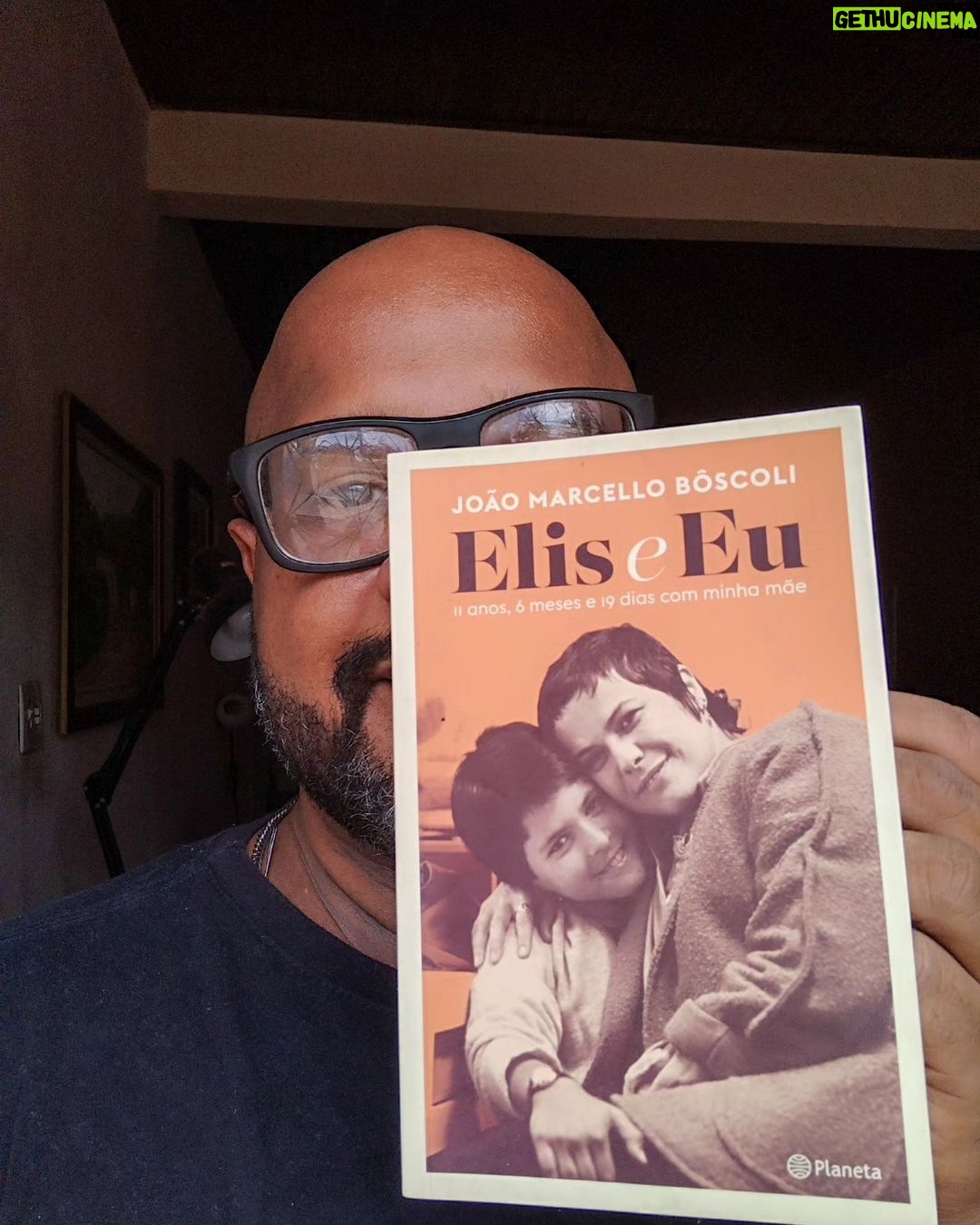 André Gabeh - 1.1K Likes - Super fã de Elis é uma raça chata. Eu sei porque sou um dos seus maiores fãs e dos mais chatos. A gente se acha a última cocada do cariri, os mais sábios, cultos informados, achamos que entendemos tudo de música, arte, semínimas, contratempos, história do Brasil, poesia, perucas Lady, Banha Zezé,turma da Mônica, o canto do Uirapuru, receitas veganas para curar prolapso... Só não somos piores que fãs de Bethânia e eu também sou fã dela. Ou seja: Sou uma mala.
Comprei ELIS E EU, 11 ANOS, SEIS MESES E 19 DIAS cheio de ansiedades. Sempre quis saber como era a Elis em casa, com os filhos, porque uma coisa que sempre me intrigou era o fato de ELIS, em seus 36 anos, ter tido tempo pra mudar a história da MPB, da ARTE BRASILEIRA, da Música e ao mesmo tempo ter criado três filhos. Me fascinava imaginar quais eram seus esquemas, suas regras em casa, suas tonalidades como mãe... Nesse livro, João Marcelo apresenta memórias de madrepérola: delicadas, translúcidas, cortantes. O autor/filho compartilha coisas íntimas, mas com os limites que uma relação tão delicada merece, com a lucidez de um escritor que sabe o que deve dar e tirar e com a honestidade daqueles que não caem na tentação do melodrama pra contar coisas, que por si só, já tem lágrimas o suficiente.
Li esse livro ano passado e passei a amar Elis ainda mais e eu, que tenho uma relação doida com minha mãe, mesmo sendo mais novo que João Marcelo, me senti dando um abraço na criança assustada e extremamente lúcida que pulou daquelas páginas. Terminei o livro com uma lágrima de compreensão e profundo respeito. Organizei mais uma vez os sentimentos que nutro por Elis e estendi esse afeto aos que ela amou.
Mês passado conheci João Marcelo na @flitifeiraliterariatiradentes. Sabia que falaria de meus livros, mas não sabia que ele estava por lá. Foi uma surpresa. Ótima. Pude dar meu abraço simbólico ao vivo e falei que tinha amado seu livro. Foi um encontro divertido e leve. Tiradentes estava singela naquela noite de sereno e cachaça e eu tentei fingir costume.
Leiam. Mesmo que não tenha relação nenhuma com Elis. Leiam e depois me contem.
#livros
#livro
#book #resenhasonsa #resenhassonsas #amoler #books