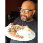 André Gabeh Instagram - BLOGUEIRINHO SEM CONDIÇÕES teve mais um dia de glória. Amém! Axé! Vim de Minas com saudade da comida mineira, porque não ficar viciado naqueles temperos é tarefa impossível. Aí tava macambúzio, sorumbático, mordendo meus mamilos de tanta consumição, querendo um quiabinho, um anguzinho... De repente , não mais que de repente o pessoal da @casa.de_minas resolve mandar delicinhas pra mim e pra minha mãe. Delicinhas tais quais feijão tropeiro, pernil de porco derretendo, feijão manteiga e , e, EEEEEE.... Anguzinho e frango com quiabo. Até mamãe que come que nem passarinho papou tudo. Olha... Estou risonho e límpido até agora. Não divulgo comida que eu não tenha gostado porque se compro uma comida que me recomendaram e acho ruim eu garro ódio de quem divulgou. Não se deve enganar as pessoas, mas quando o assunto é comida tudo é mais sério ainda pra mim. Eu não sou muito fã de frango cozido, mas esse franguinho com quiabo estava emocionante. E detalhe (coisas de pobre hahahahah) vieram duas refeições, mas a gente comeu dois dias ahahahahhaah. Pobre faz render hahahahaha. Coisa nossa. Esse não é um post pago. Ganhei um presente e gostaria de retribuir o carinho divulgando o restaurante. Coloquei parceria paga aqui porque é o jeito que o Instagram tem de colocar essas divulgações, mas o pagamento aqui foi com afeto. Sigam. Conheçam. Peçam. Depois me contem #blogueirinhosemcondições #comidamineira #amor #food #love