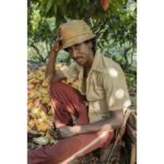 André Gabeh Instagram – Vou usar o comecinho do outro posto, tá?

Há alguns anos as pessoas diziam que não havia muitos negros fazendo novela ou cinema nacional porque não existiam bons atores negros. As pessoas falavam isso sem o menor constrangimento e na frente de qualquer um. Eu mesmo ouvi essa frase de alguns atores brancos e eles juravam que estavam falando algo inofensivo e inocente.
SEMPRE EXISTIRAM GRANDES ARTISTAS NEGROS. ARTISTAS GENIAIS E GRANDIOSOS. SEMPRE EXISTIRAM. O que não existiam eram oportunidades.

Eu já tinha visto esse ator em alguns programas de humor. Os programas não me agradavam – coisa minha, direito meu – e acabava que não conseguia prestar muita atenção nele. Mas em RENASCER, quando ele aparece, eu não consigo prestar atenção em mais nada HAHAHAHHA (PELO AMOR DE DEUS, NÃO  ESTOU DANDO MOLE. NÃO HA PIRANHISMO NESSES MEUS POSTS ENALTECENDO OS IRMÃOS. SOU PHYNO) A expressividade de milhões. E não tem exagero, firula, bengala. É saber fazer e brilhar. Talento puro.
Seu nome é EVALDO MACARRÃO e seu personagem é JUPARÁ.
Maravilhoso, não é?