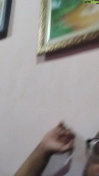 André Gabeh - 2.4K Likes - Eu e mamãe em uma Ave Maria súbita.
Não compartilho coisas tão íntimas, mas há uma benção aqui. Sei lá. E a gente canta meio que imitando as cantoras dos anos 40, exagerando os "erres' e "esses".
Crochê.
Cantiga.
Casa com cheiro de Bepantol (longa e constrangedora história).
Poesia suburbana torta como um galho de samambaia que a rolinha usou pra fazer ninho.
#love