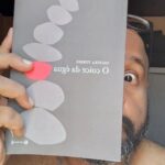 André Gabeh Instagram - O COICE DA ÉGUA é uma experiência literária sinestésica. Cheiros, gostos, dores e embrulhos no estômago traduzidos em palavras pela escritora @valeskatorresss com muita propriedade e talento. Esse livro é uma panela que você abre e só percebe que a pressão estava no auge na hora que ela explode na sua cara. Há uma maturidade imensa na escrita de Valeska, mas também há uma juventude fresca e cheia de bactérias novas afim de corroer a matéria vida com um descuido cheio de método. Tem caco de vidro aqui. E uma lambida nas feridas com a saliva do dragão de komodo. Admirável. Conheçam a poeta. Ótima. #livros #livro #poesia #poeta #book #books #poetry #literatura #resenhasonsa #resenhassonsas #amoler #euamoler
