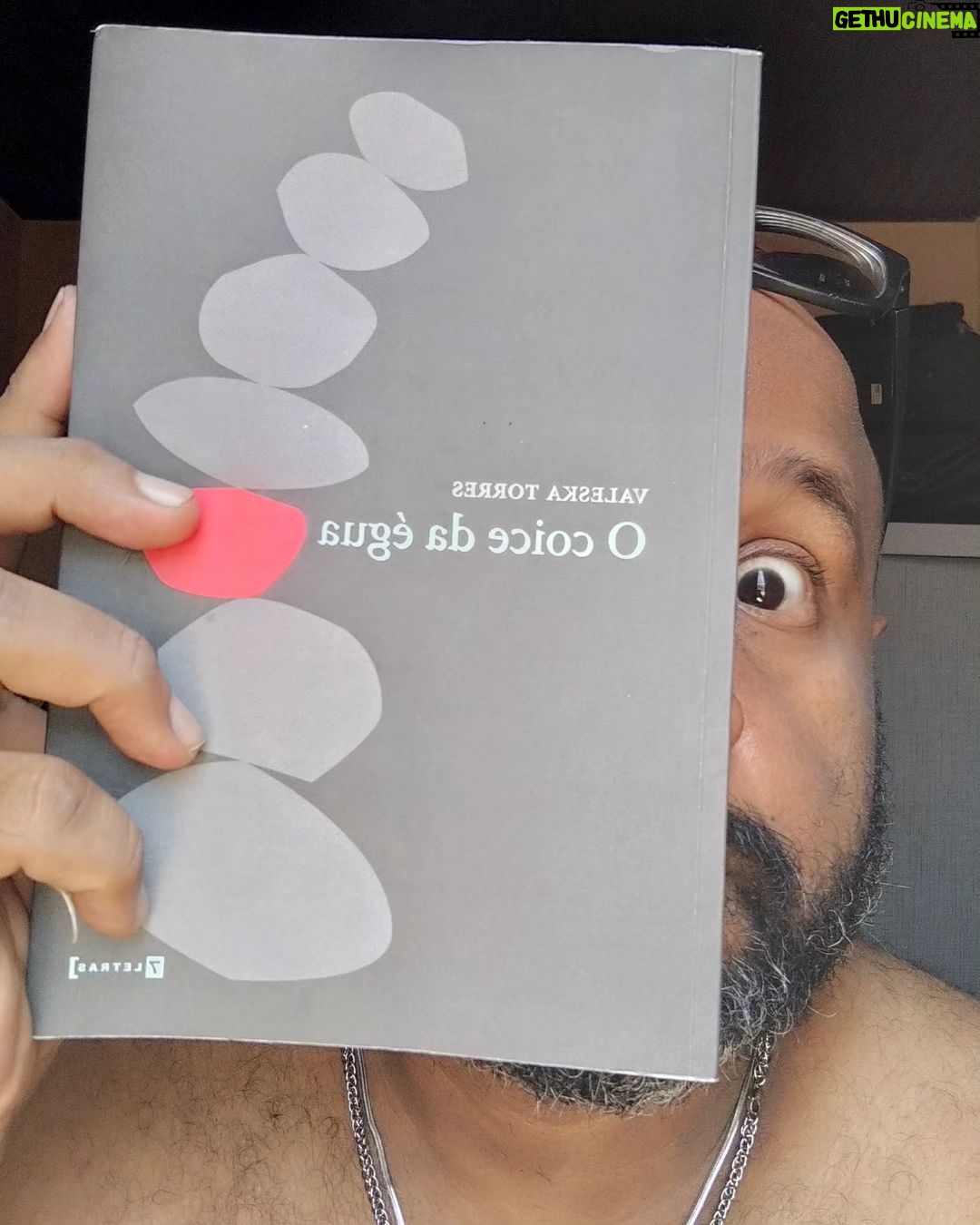 André Gabeh Instagram - O COICE DA ÉGUA é uma experiência literária sinestésica. Cheiros, gostos, dores e embrulhos no estômago traduzidos em palavras pela escritora @valeskatorresss com muita propriedade e talento. Esse livro é uma panela que você abre e só percebe que a pressão estava no auge na hora que ela explode na sua cara. Há uma maturidade imensa na escrita de Valeska, mas também há uma juventude fresca e cheia de bactérias novas afim de corroer a matéria vida com um descuido cheio de método. Tem caco de vidro aqui. E uma lambida nas feridas com a saliva do dragão de komodo. Admirável. Conheçam a poeta. Ótima. #livros #livro #poesia #poeta #book #books #poetry #literatura #resenhasonsa #resenhassonsas #amoler #euamoler