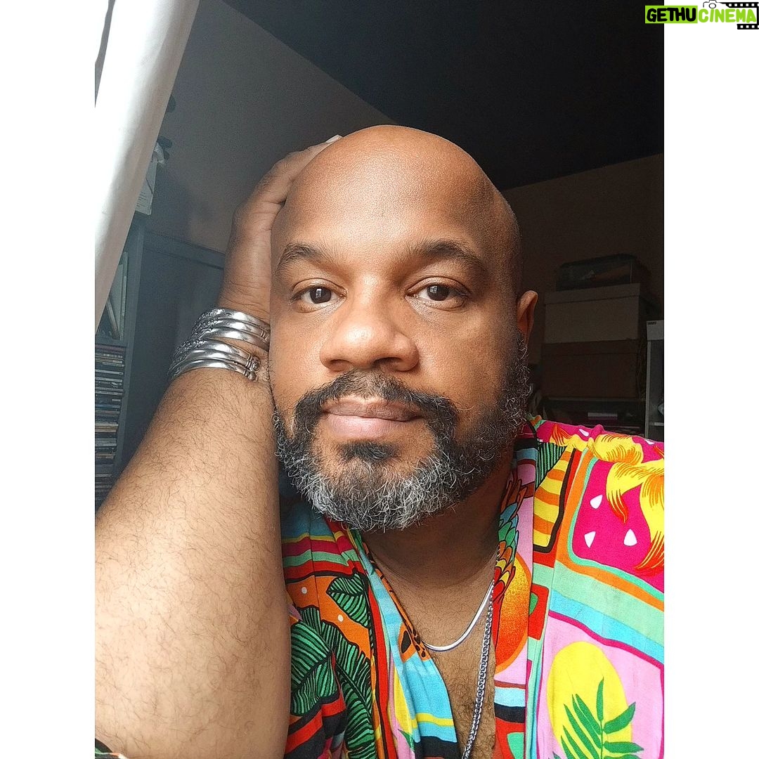 André Gabeh - 2K Likes - Daqui a 23 dias eu completo 49 sagitarianos.
Não sei se meu HD ainda tem espaço pra mais tanta ressurreição e tô me aceitando barquinho de Chamex que não sabe se a chuva o leva ou o lava, um origami do papel de palhaço que faço na vida. Gosto. Não gosto. Aceito.
Não vi o menino correndo, não vi o tempo, mas estou parado - no tempo parado - olhando para a minha barriga que parece preparar duas pessoas de tão grande. Talvez instale um telescópio no meu umbigo para rever meu pinto, sinto saudade. Entre nós há um monte Roraima de adiposidade e me falta empenho aeróbico. E eu preciso desse contato, sabe? Nada de auto afirmação masculina, juro em Tupã, é só banzo. Sou muito visual.
A ansiedade dissolve meus órgãos. Tomo soluções, elixires, poções. Meu sangue anda viscoso e circula marcial pelas minhas veias. Lento. Pesado. Mortal. Tento me cuidar e até consigo às vezes, mas viver é acordar com as galinhas, dormir com as corujas e festejar com as rolinhas. Entendam como quiserem.
Minha buganvília esteve tão bonita nesse último inverno que voltei a gostar de cores sobre meu corpo. Tô usando roupas coloridas como se um unicórnio tivesse urinado em minha cabeça. Se eu morrer por agora e houver verba, troque as flores do meu caixão por jujubas e M&M's. Esse escândalo feérico me divertiria lá no Umbral.
49 anos, sensação térmica de 84.
Apesar de não estar saindo quase nunca tenho mantido uma média de um beijo na boca a cada 45 dias. Comprei até um Plax de melancia. Minha Pombagira merece um Boticário. Sou grato.
Me pergunto todos os dias: Ainda verei a neve? Devo fazer jejum intermitente? Sereias engravidam ou botam ovos? Beijo grego propaga oxiuríase? Posso fazer ho'oponopono em silêncio pra evitar faringite? Questões...
Sorri e acenei pra dois asnos de sapatênis que me disseram que SOMOS TODOS IGUAIS, RAÇA É SÓ HUMANA. Por dentro desejei que perdessem o ânus e tivessem uma crise de gases.
Preciso organizar as recompensas da minha vaquinha que financiará meu cd novo.
Minha mãe ontem achou que eu era meu avô.
Estou esperando dar sete e meia pro mercado abrir e eu poder comprar pão.
Daqui a 23 dias eu faço três anos.
Sonhei que Almodovar me dava uma calça DIJON.