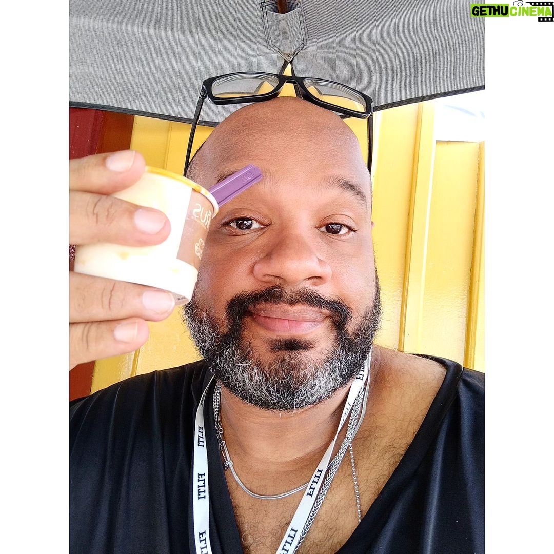 André Gabeh - 1.7K Likes - Botei um cropped, uma cuequinha dos Power Ranger pra me iludir que ela guarda um Megazord, passei meu Dior Homme Intense e decidi: Reagirei. Me pus belo, debrucei-me lúdica e piranhalmente sobre minhas inseguranças e vim para a praça, tomar um sorvete, na lanchonete, andar com a gente e me ver de perto. Me ver de dentro.
Porque eu sou assim: A chuca que lança... Opa... A CHUVA que lança a areia do deserto sobre os automóveis de Roma. E depois sou eu que limpo os carros, porque caótico sempre, porco nunca. Tenho meus limites.
Dois cachorros lindos já vieram brincar comigo. Salope rules. Me senti um São Lázaro do Metaverso. Gosto.
Se houve algum medo eu mim eu pra ele gritei: NÃO TOLERAREI.
Me sinto pronto.
#fliti