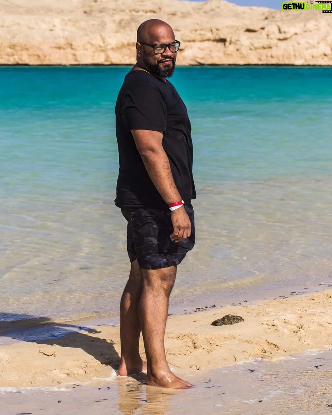 André Gabeh - 2.4K Likes - Mais TBT.
Nesse meu momento SUGGAR DADDY POBRE usufruo da sensualidade do Mar Vermelho. Tô podendo? Não. Mas já pude.
Gostoso e sensual? Talvez. Piranhista? Sempre.
E o bambu? Ah... Pergunte ao Silvio.
Beijos de pasta d'água.
#humilde #tbt
#FoiPresenteNãoMeInveje
#black #sexy #art #artist
#black #blackmen