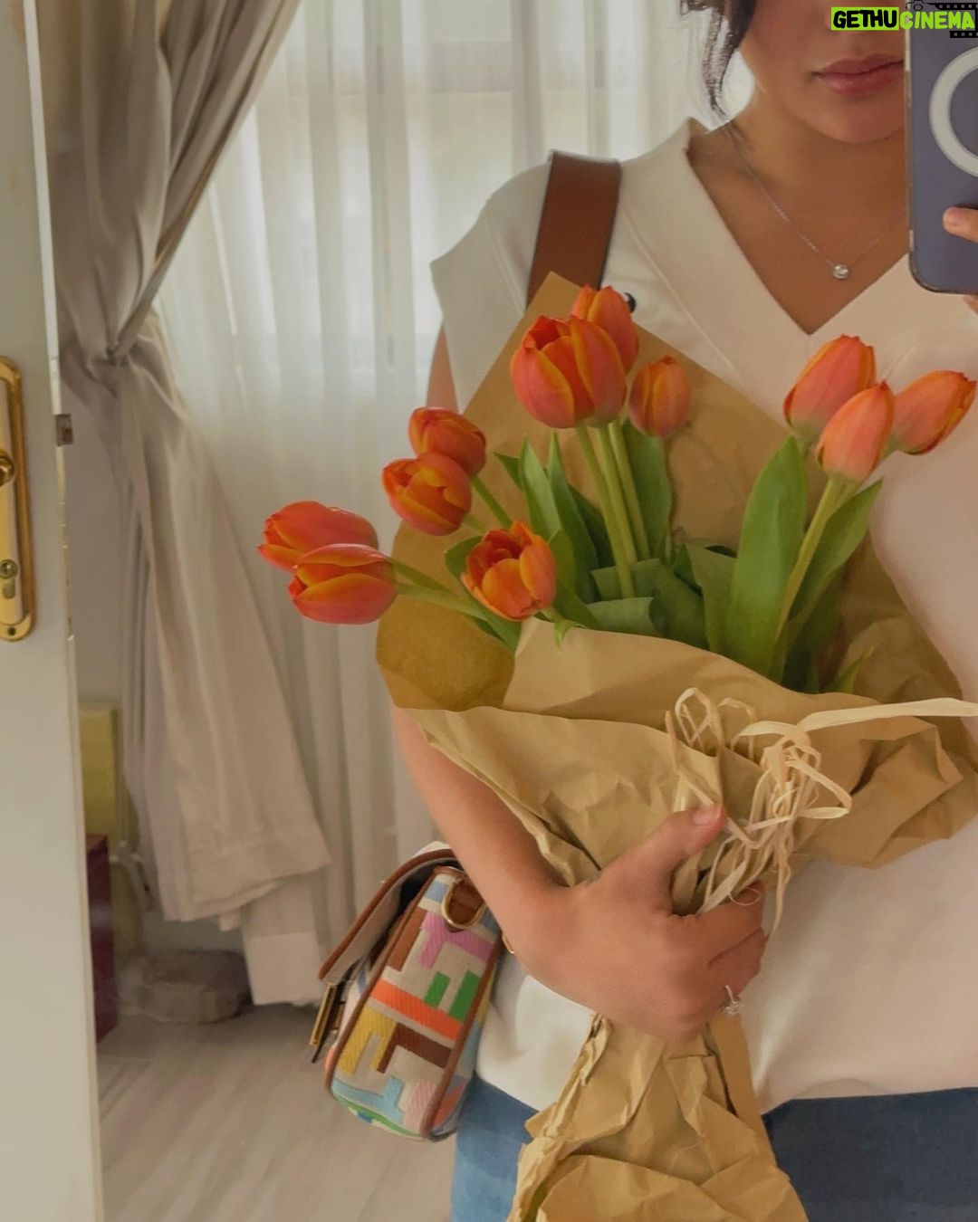 Andrea Brillantes Instagram - Just me being obsessed with orange tulips 🍊🌷