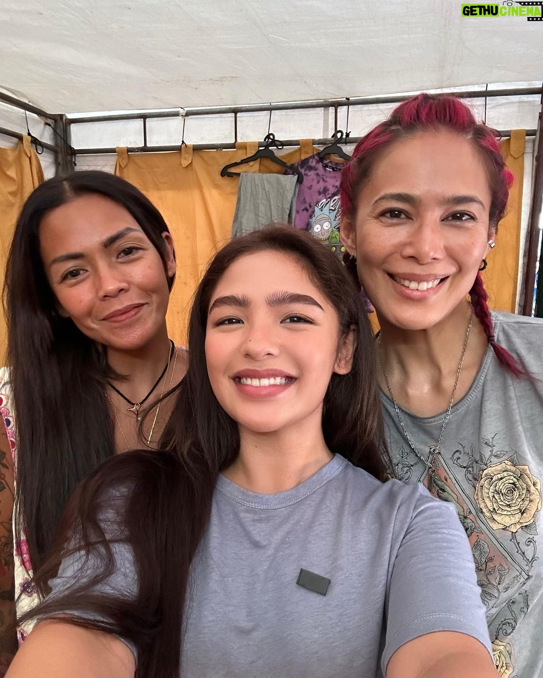 Andrea Brillantes Instagram - Senior High dummppp! Senior High has ranked number 1 on iWantTFC for its first week! Maraming salamat po sa suporta! Pagbubutihin ko pa po. 🥰 I know senior high is so intense, so if gusto ninyo maaliw, I uploaded a BTS vlog of senior high! The link is in my bio!🥰