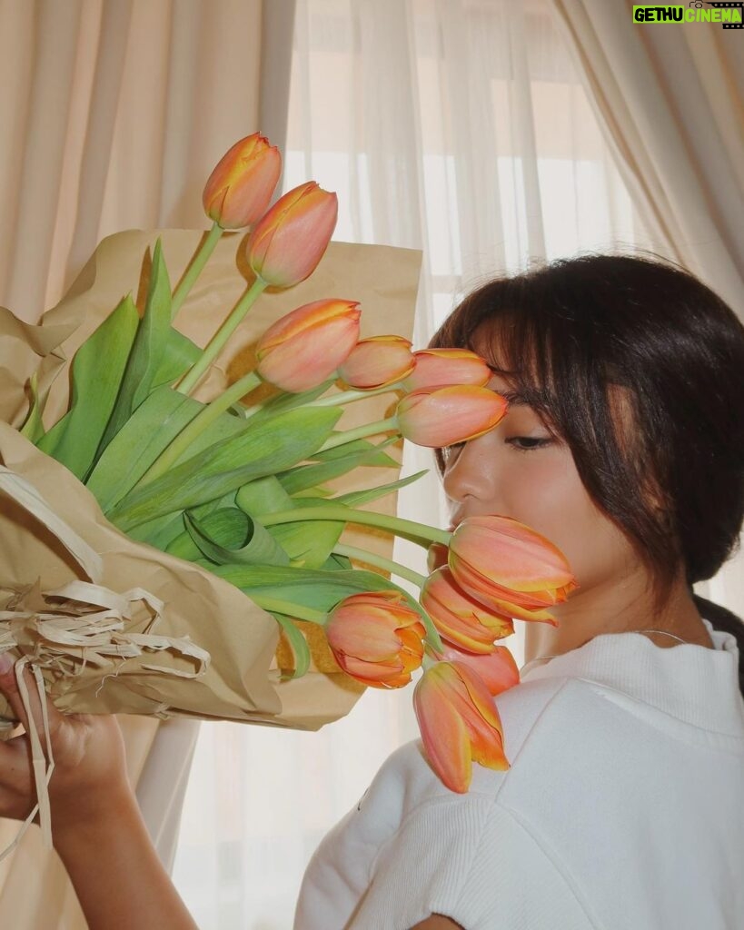 Andrea Brillantes Instagram - Just me being obsessed with orange tulips 🍊🌷