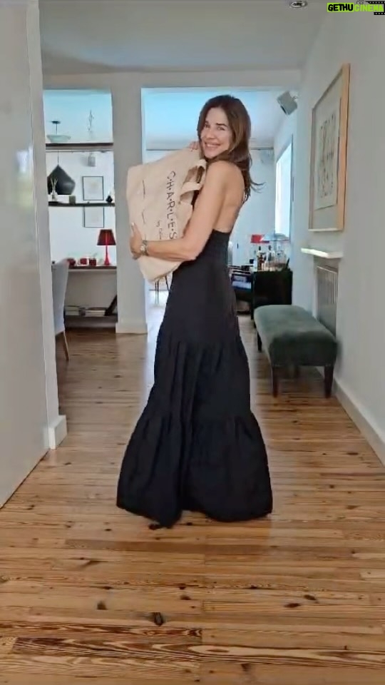 Andrea Frigerio Instagram - Esta Navidad me toca en casa, me encanta recibir a toda la familia (de la comida nos encargamos entre todos, cada uno trae algo y compartimos cosas ricas) pero yo ya voy preparando todo! El arbolito ya lo armamos el 8, me falta comprar unas lindas luces chiquitas pero para exterior( si tienen algún dato me lo pasan 🙏) Ahora ….Un buen mantel hace ,sin dudas ,la diferencia para que la mesa esté divina así que este dato se los paso yo: los linos de @charlesbyceline son los mal lindos de todos. Entren a su IG y miren cuantas cosas divinas hay! #Nochebuena #Navidad #Familia #mesadenavidad🎄
