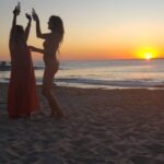 Andrea Frigerio Instagram - 🌟Despedir al sol bailando y brindando con mi amiga de toda la vida @mi_chis_ .Recibir a la luna abrazada a mi gran amor @lucasbocchino ❤️ .Agradecer a mis padres por haberme regalado la vida,extrañar a mis hijos @tomas_frigerio y @finibocchino y a mis nietos Olita,Ramón y Jachu ,sabiendo que están felices cada uno con sus vidas. Gracias por este día maravilloso.🌟 Y mañana será otro día 💋