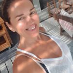 Andrea Frigerio Instagram - Necesitamos descansar después de un año de mucho trabajo 🦋. Yo, en 2022 hice una serie,6 películas( ya verán todo durante 2023),me tocó viajar, por los rodajes, por todo el mundo y por nuestro divino país,en fin,cansancio mucho,muchísimo, pero del lindo.😅 Durante 2022 es cierto que estuve mucho menos tiempo en las redes,les juro que no me daba el día,me levantaba de madrugada y volvía exhausta a la noche. Se acuerdan los vivos que hacíamos durante la pandemia?,con profesionales súper interesantes? algunos vivos que nos moríamos de risa también jjjajaja🤣🤣🤣🤣🤣 Por suerte ese tiempo tan difícil para todos ya pasó ( parece que hace mucho pero no fue hace taaaanto)pero mirando el lado positivo,en un punto es cierto que nos acercó un poco mas a todos o no? Qué nos traerá este nuevo año? Espero que lindas sorpresas!🌟 Siempre que empieza un año estoy llena de ilusiones,desde que soy chica que me gusta mucho esta época del año! Bueno,en fin,quería charlar un poco con ustedes...somos un montón y como saben me encanta compartirles las cosas que voy descubriendo en esta vida. Para esta mañana de Enero elegí este vestido lindísimo de gasa de lino de @studiolbrand (entren a su ig, Laura tiene unas cosas Di vi nas!) Para ustedes: Transparencias si o no? Para mi SI definitivo de día,en verano y con un lindo bikini o traje de baño abajo,para la playa o la pileta como este vestido súper fresco y delicado.. Pero....Para una fiesta,una comida ,de noche ,algo mas formal ... mmmmm.... las transparencias...a mi no me gustan tanto....no me parecen muy elegantes.. hay excepciones claro. Que opinan?las leo Feliz año,❤