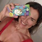 Andrea Frigerio Instagram - Despidiéndome del #2022 y recibiendo # 2023, que espero que llegue lleno de cosas lindas para todos! Muchas veces conté que yo soy muy fan del chocolate amargo y quiero compartir con ustedes esta marca que descubrí hace muy poquito. Es de una Cordobesa que se llama Majo,mamá de tres hijos .Su primer hijo,Vittorio,nació con una enfermedad genética metabólica la que la llevó a Majo a estudiar mucho y a descubrir alimentos que ayudaran a Vittorio con su alimentación especial. Con la bandera de esta lucha entró en el mundo de los chocolates saludables. Chocolate puro,saludable,nutritivo, sin ultraprocesados,sin grasas hidrogenadas,altos en antioxidantes y magnesio entre otros beneficios o sea EL CHOCOLATE PERFECTO! Yo,igual que Majo,estoy a favor de la inclusión y la reeducación alimentaria. Por más conciencia alimentaria y calidad de vida. Entren a su ig. y pregúntenle a Majo donde los pueden conseguir porque se venden en todo el país: @healthymajo Para los que están en Punta del Este Vayan a @harvestpde que tienen un montón de cosas ricas y súper sanas. Me encanta compartir mis descubrimientos con ustedes. Mil 💋 Feliz 2023 Pd: me olvidé de lo mas importante! Son riquísimos todos pero las almendras con chocolate amargo SON DE OTRO PLANETA!