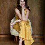 Andrea Frigerio Instagram - Hola Chicas! Les comparto parte de la colección cápsula que hice para @fiskynzapatos en este verano. Los colores,las texturas y la calidad de los cueros son INCREÌBLES! La ropa de Lino es de @par_tres ( pantalones con chalecos muy cancheros ,mi preferidos: el magenta,el maiz y el azul)
