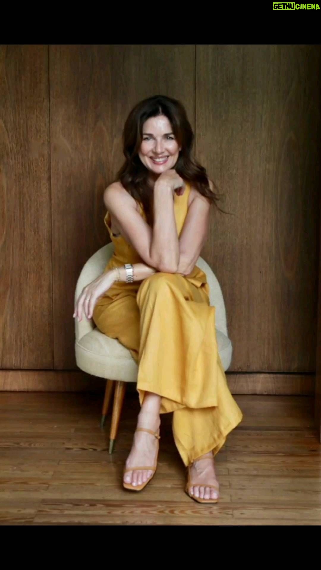 Andrea Frigerio Instagram - Hola Chicas! Les comparto parte de la colección cápsula que hice para @fiskynzapatos en este verano. Los colores,las texturas y la calidad de los cueros son INCREÌBLES! La ropa de Lino es de @par_tres ( pantalones con chalecos muy cancheros ,mi preferidos: el magenta,el maiz y el azul)