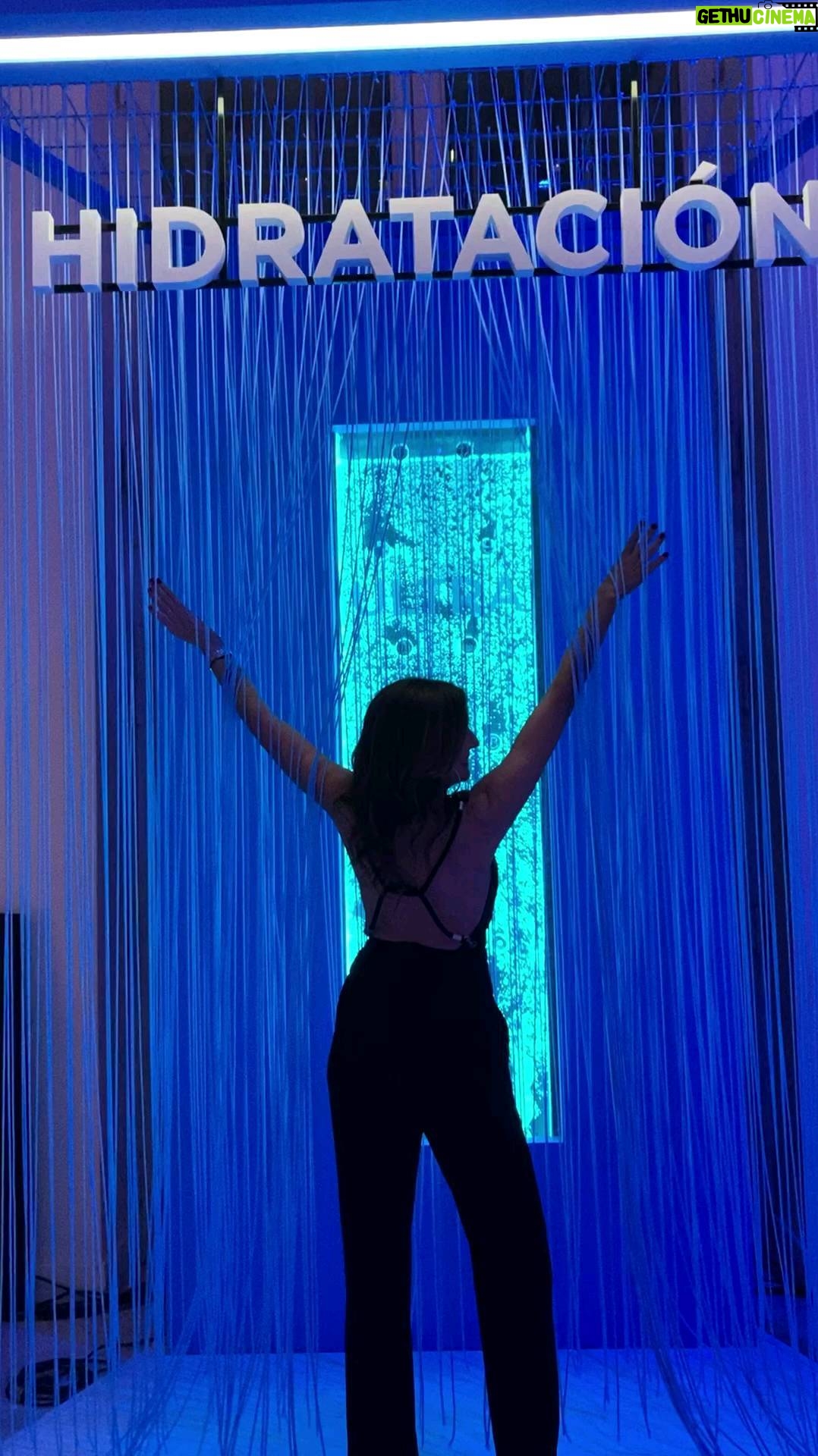 Andrea Frigerio Instagram - Les dejo un resumen de lo que fue esta increíble noche de lanzamiento de #DermaglosUltra. La nueva linea de @dermaglos que se adapta a cada momento de tu vida 🫶 . Lo que me pareció más novedoso es que toda la linea contiene ácido hialurónico, combinado con distintos componentes ligados a las necesidades de tu piel 💧La línea ULTRA HIDRATACIÓN con textura gel y con ácido hialurónico mantiene la piel hidratada 💜ULTRA FIRMEZA con Acido H + PROVITAMINA B5 🌷La ULTRA VOLUMEN que contiene Ácido H + COLÁGENO ✨ULTRA ESTRUCTURA con Ácido H + PEPTIDOS que ayudan a reconstruir el colágeno. ¿Ustedes ya las probaron?