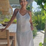 Andrea Frigerio Instagram - Necesitamos descansar después de un año de mucho trabajo 🦋. Yo, en 2022 hice una serie,6 películas( ya verán todo durante 2023),me tocó viajar, por los rodajes, por todo el mundo y por nuestro divino país,en fin,cansancio mucho,muchísimo, pero del lindo.😅 Durante 2022 es cierto que estuve mucho menos tiempo en las redes,les juro que no me daba el día,me levantaba de madrugada y volvía exhausta a la noche. Se acuerdan los vivos que hacíamos durante la pandemia?,con profesionales súper interesantes? algunos vivos que nos moríamos de risa también jjjajaja🤣🤣🤣🤣🤣 Por suerte ese tiempo tan difícil para todos ya pasó ( parece que hace mucho pero no fue hace taaaanto)pero mirando el lado positivo,en un punto es cierto que nos acercó un poco mas a todos o no? Qué nos traerá este nuevo año? Espero que lindas sorpresas!🌟 Siempre que empieza un año estoy llena de ilusiones,desde que soy chica que me gusta mucho esta época del año! Bueno,en fin,quería charlar un poco con ustedes...somos un montón y como saben me encanta compartirles las cosas que voy descubriendo en esta vida. Para esta mañana de Enero elegí este vestido lindísimo de gasa de lino de @studiolbrand (entren a su ig, Laura tiene unas cosas Di vi nas!) Para ustedes: Transparencias si o no? Para mi SI definitivo de día,en verano y con un lindo bikini o traje de baño abajo,para la playa o la pileta como este vestido súper fresco y delicado.. Pero....Para una fiesta,una comida ,de noche ,algo mas formal ... mmmmm.... las transparencias...a mi no me gustan tanto....no me parecen muy elegantes.. hay excepciones claro. Que opinan?las leo Feliz año,❤