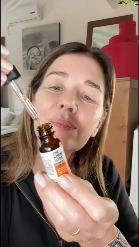 Andrea Frigerio Instagram - El colágeno disminuye aproximadamente un 1% cada año a partir de los 20. Collagene(human) de @thechemistlook_ar es lo nuevo es la era del colágeno. Un producto innovador de la línea Biohacking que utiliza un abordaje diferente para aumentar y estabilizar el propio colágeno de la piel. Potencia, reprograma y aumenta tanto su producción como sus reservas. #Collagene #CollageneBanking