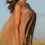 Andrea Frigerio Instagram - Buen día! Les comparto algunas de las fabulosas fotos que me hizo el genio de @terryjota para @holaarg . En la extensa entrevista que me hizo @fefasanguinetti_ ( gracias, fue un placer conversar con vos!) les cuento muchas cosas que tal vez las inspire. Después de un año de muchísimo trabajo me tomé unos días en la playa y en familia para recuperarme, tomar sol y disfrutar en cuerpo y alma de mis seres queridos, familia y amigos. Durante todo el año siempre me cuida @medica_integral_ ( vitaminas, minerales y todo lo que me hace falta ) para estar en equilibrio y @elviobichi para @elite_estudio para que mi pelo esté siempre impecable. Acá en la playa el pelo estuvo en manos de @beautyvicky_ que es una genia! Lo que tengo puesto es de @paula.martini.ji ( el vestido corto de seda beige y el sombrero, la camisa blanca - las mejores camisas del mundo-con el pantalón azul) y el quimono de colores y el traje de baño de @anushkaelliot Me encantan estas dos talentosas diseñadoras!! Les dejo el link en mi perfil( está el link de Roses are Roses y a continuación la nota completa de Hola) También se los dejo en una historia. Espero que la disfruten y leo sus comentarios siempre tan cariñosos!♥️ besos!