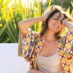 Andrea Frigerio Instagram - Buen día! Les comparto algunas de las fabulosas fotos que me hizo el genio de @terryjota para @holaarg . En la extensa entrevista que me hizo @fefasanguinetti_ ( gracias, fue un placer conversar con vos!) les cuento muchas cosas que tal vez las inspire. Después de un año de muchísimo trabajo me tomé unos días en la playa y en familia para recuperarme, tomar sol y disfrutar en cuerpo y alma de mis seres queridos, familia y amigos. Durante todo el año siempre me cuida @medica_integral_ ( vitaminas, minerales y todo lo que me hace falta ) para estar en equilibrio y @elviobichi para @elite_estudio para que mi pelo esté siempre impecable. Acá en la playa el pelo estuvo en manos de @beautyvicky_ que es una genia! Lo que tengo puesto es de @paula.martini.ji ( el vestido corto de seda beige y el sombrero, la camisa blanca - las mejores camisas del mundo-con el pantalón azul) y el quimono de colores y el traje de baño de @anushkaelliot Me encantan estas dos talentosas diseñadoras!! Les dejo el link en mi perfil( está el link de Roses are Roses y a continuación la nota completa de Hola) También se los dejo en una historia. Espero que la disfruten y leo sus comentarios siempre tan cariñosos!♥️ besos!