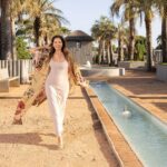 Andrea Frigerio Instagram - Buen día! Les comparto algunas de las fabulosas fotos que me hizo el genio de @terryjota para @holaarg . En la extensa entrevista que me hizo @fefasanguinetti_ ( gracias, fue un placer conversar con vos!) les cuento muchas cosas que tal vez las inspire. Después de un año de muchísimo trabajo me tomé unos días en la playa y en familia para recuperarme, tomar sol y disfrutar en cuerpo y alma de mis seres queridos, familia y amigos. Durante todo el año siempre me cuida @medica_integral_ ( vitaminas, minerales y todo lo que me hace falta ) para estar en equilibrio y @elviobichi para @elite_estudio para que mi pelo esté siempre impecable. Acá en la playa el pelo estuvo en manos de @beautyvicky_ que es una genia! Lo que tengo puesto es de @paula.martini.ji ( el vestido corto de seda beige y el sombrero, la camisa blanca - las mejores camisas del mundo-con el pantalón azul) y el quimono de colores y el traje de baño de @anushkaelliot Me encantan estas dos talentosas diseñadoras!! Les dejo el link en mi perfil( está el link de Roses are Roses y a continuación la nota completa de Hola) También se los dejo en una historia. Espero que la disfruten y leo sus comentarios siempre tan cariñosos!♥️ besos!