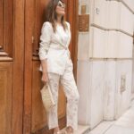 Andrea Frigerio Instagram - La colección de @manfredistore de verano es DI VI NA! Querés TODO! Los linos, las sedas, el algodón!! Todo de muchísima calidad, buenos diseños y una paleta de colores perfecta! Marrón, tostados, beige, visón, off White y blancos perfectos! Zapatos y carteras elegantes y con un trabajo del cuero impresionante! Felicitaciones #Manfredi Les dejo la Dirección: Av. Alvear 1718 Casi Esq. Rodriguez Peña CABA Gracias @charlyvillagran por la producción ❤️🎥